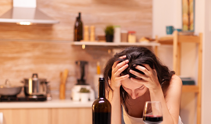 Une femme sous emprise alcoolique