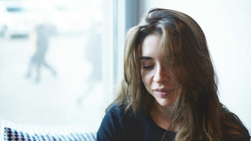 A depressive woman participate to a psilocybin therapy