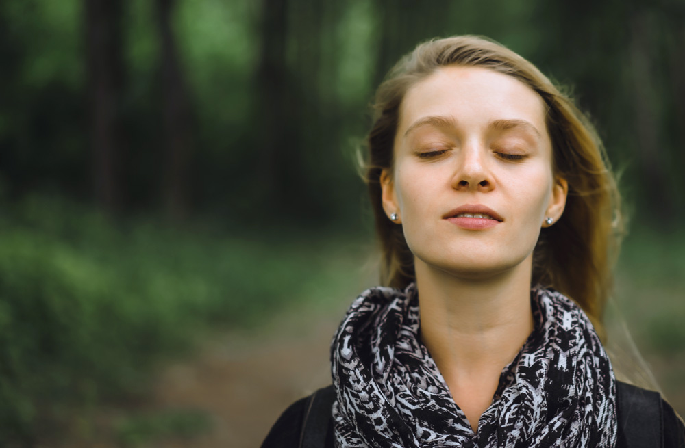 Une jeune femme marchant dans une forêt paisible