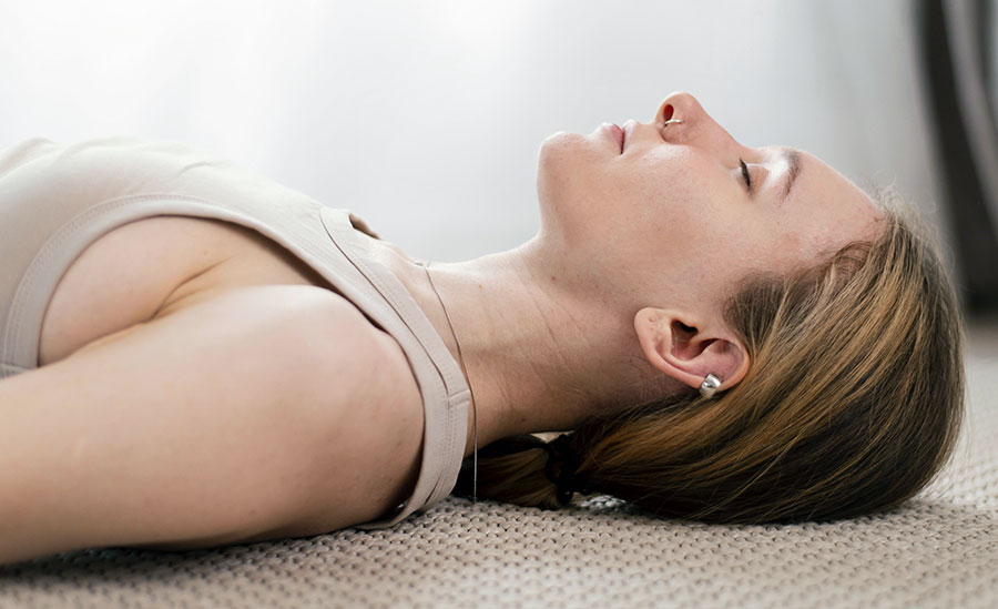 Jeune femme pendant une séance de respiration méditative 