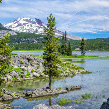Sparks Lake and mountain in Oregon, USA