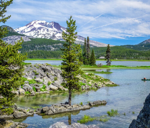 Sparks Lake and mountain in Oregon, USA
