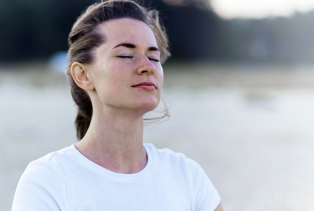 Participante à une retraite spirituelle de breathwork en France