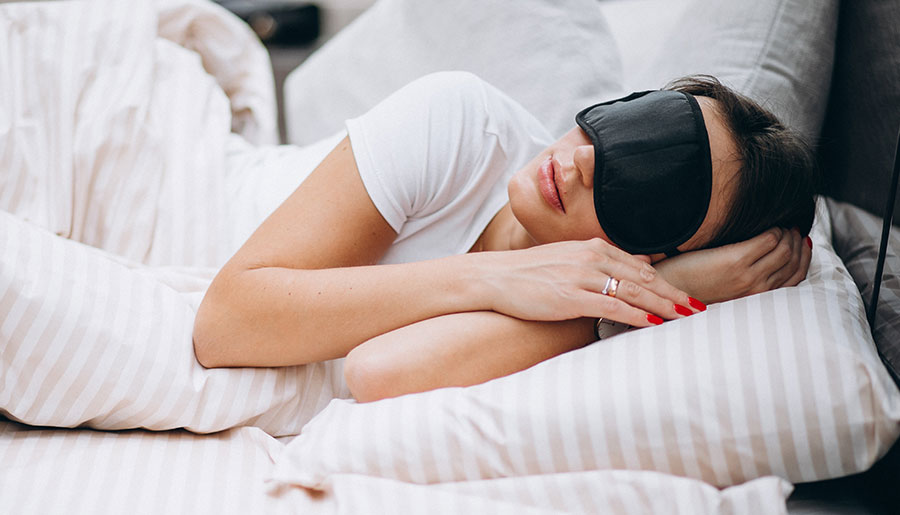 Une femme vivant une expérience psychédélique