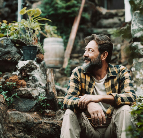 thoughtful-smiling-man Un homme souriant au cœur de la nature